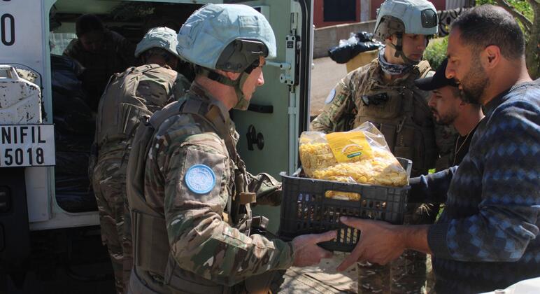 Миротворцы ООН раздают еду людям, эвакуированным из своих домов на юге Ливана.